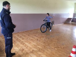 Dzieci i policjanci w trakcie egzaminu na kartę rowerową