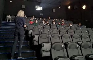Spotkanie profilaktyczne z policjantką w jednym z kieleckich kin